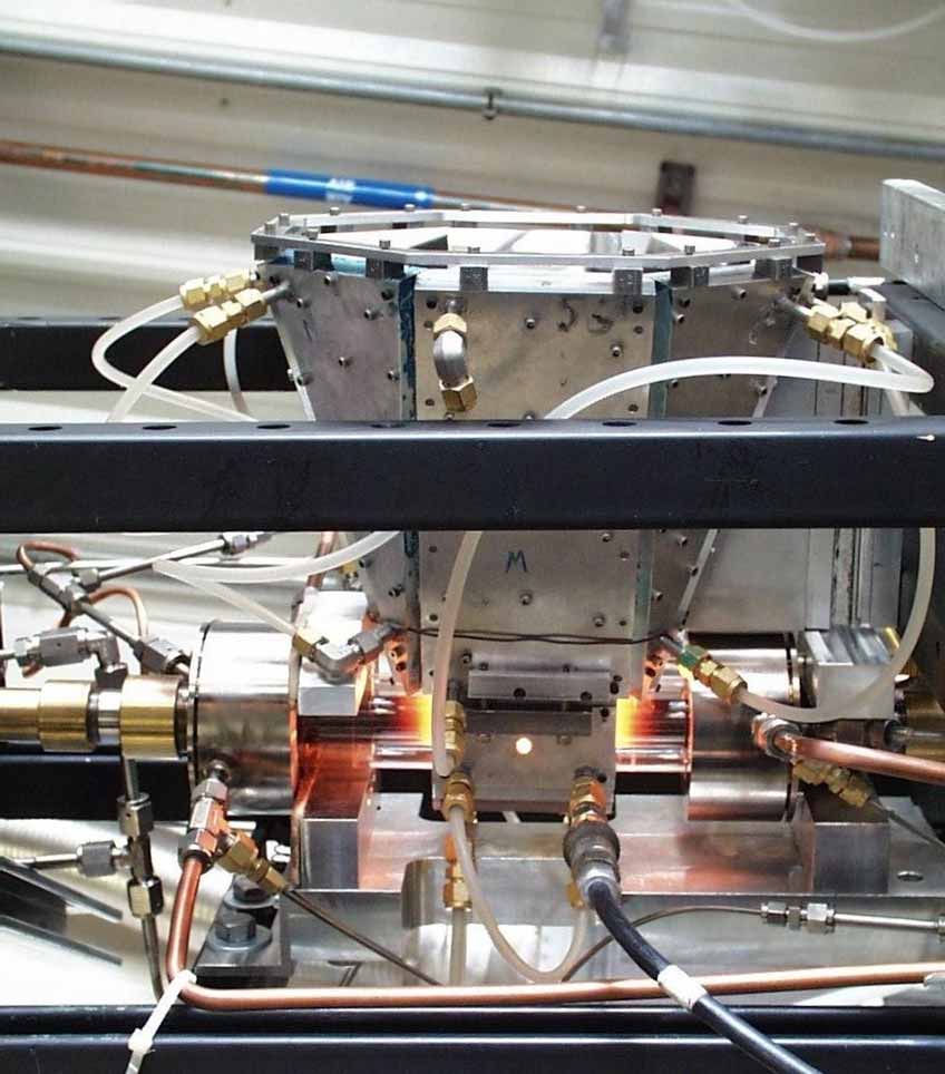 csp-solar-fuels-848 A solar thermochemical reactor features a red-hot region visible inside a quartz tube.