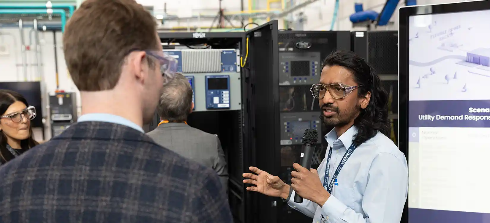 NLR researcher gives presentation on grids.