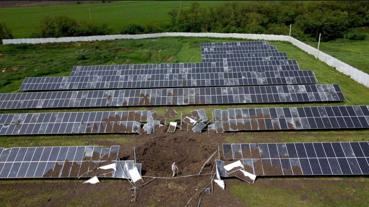 reopt-project-ukraine-merefa-pv A group of damaged solar panels.