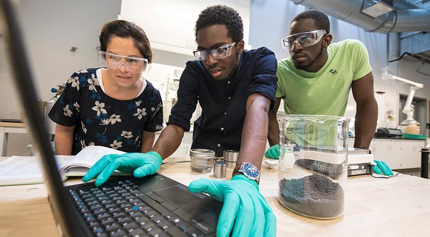 facilities-57967 An intern works with mentors in NREL’s Thermal Storage Process and Components Laboratory