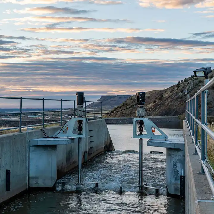 Pumped storage hydropower facility at dam site