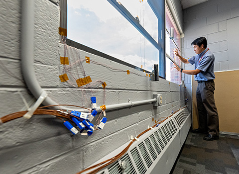 state-local-79845 NREL engineer tests new window technology in federal agency building.